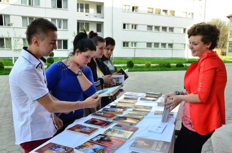 Noaptea Bibliotecilor: Pentru că "lectura e cool-tură", elevii orădeni au împărţit gratis cărţi (VIDEO)